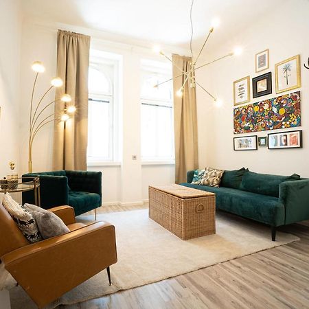 2-Room Apartment On The First Floor With Designer Renovation. Exit To The Courtyard. 15 Minutes To Schloss Schoenbrunn Vídeň Exteriér fotografie