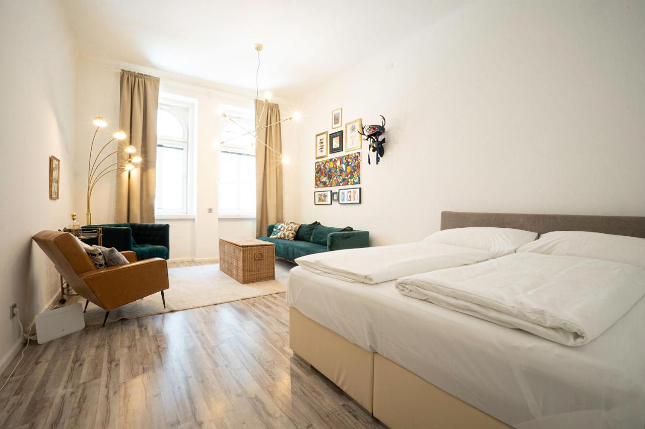 2-Room Apartment On The First Floor With Designer Renovation. Exit To The Courtyard. 15 Minutes To Schloss Schoenbrunn Vídeň Exteriér fotografie