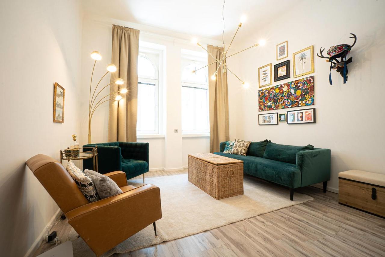 2-Room Apartment On The First Floor With Designer Renovation. Exit To The Courtyard. 15 Minutes To Schloss Schoenbrunn Vídeň Exteriér fotografie